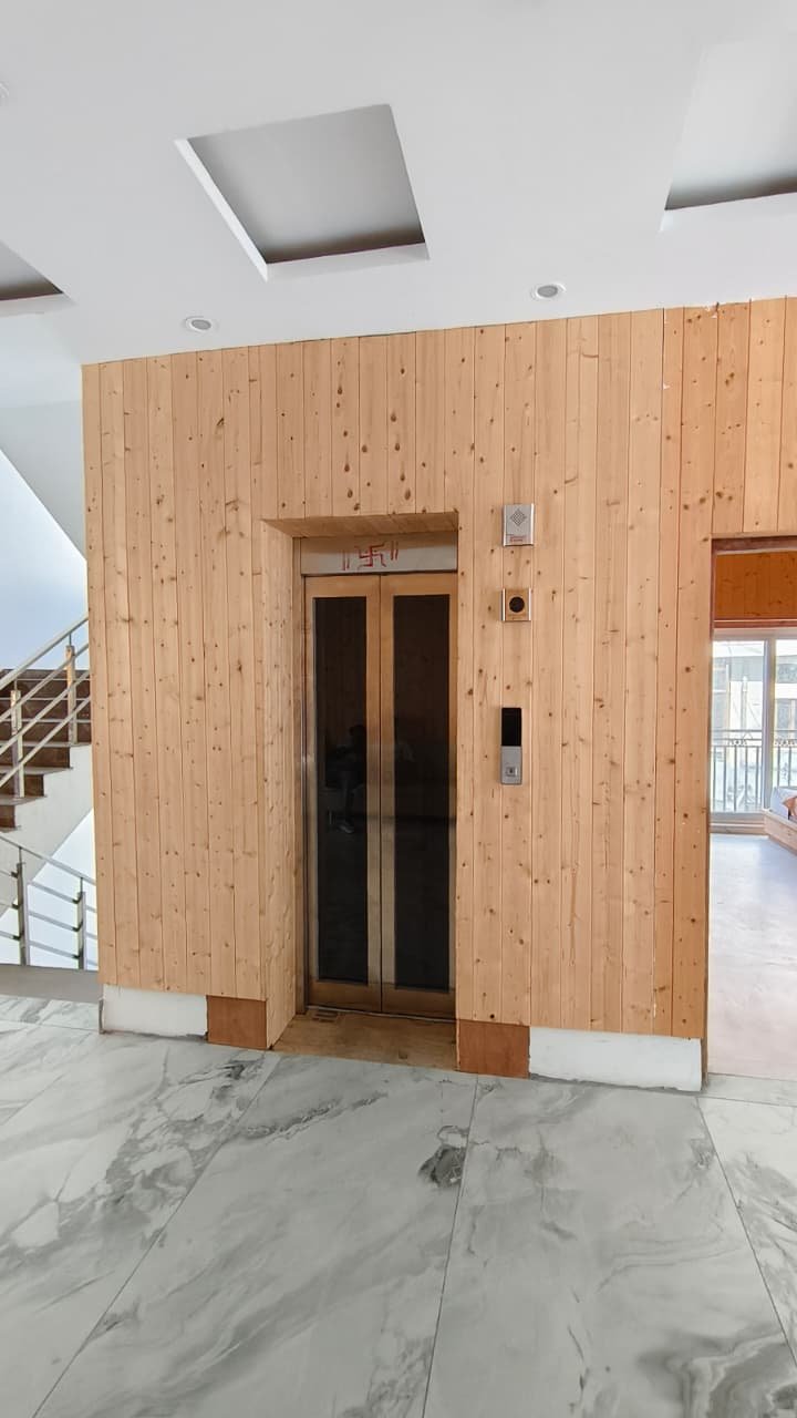 Elegant hotel lobby and reception — Hotel Dhangauri Uttarkashi